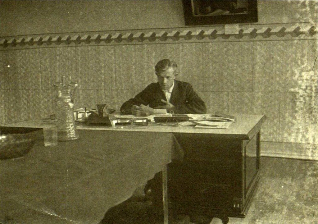 И.В. Зайцев в кабинете директора. 1939 г..jpg